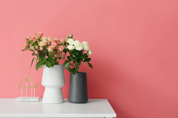 Vázy Krásnými Růžemi Dekorem Stole Růžové Stěny — Stock fotografie