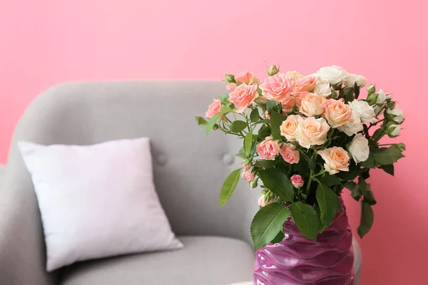 Purple Vase Beautiful Roses Living Room Closeup — Stock Photo, Image