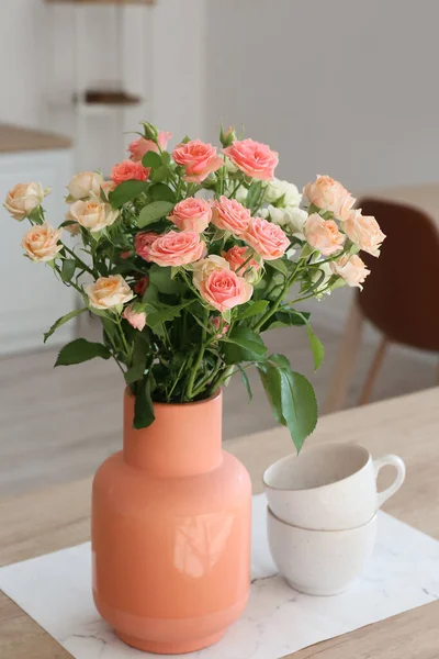Jarrón Beige Con Hermosas Rosas Tazas Mostrador Cocina — Foto de Stock