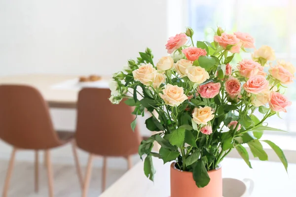 Váza Krásnými Růžemi Kuchyni Detailní Záběr — Stock fotografie