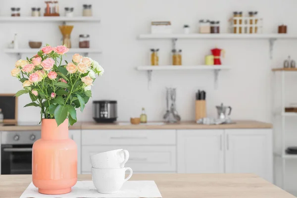 Vase Beautiful Roses Cups Counter Kitchen — Stock Photo, Image