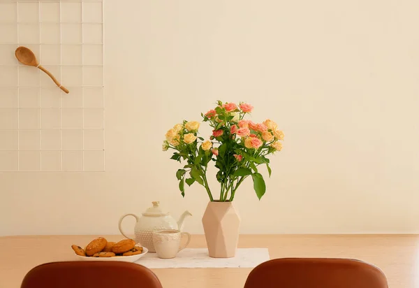 Βάζο Όμορφα Τριαντάφυλλα Τσαγιέρα Και Μπισκότα Στο Τραπέζι Στην Κουζίνα — Φωτογραφία Αρχείου