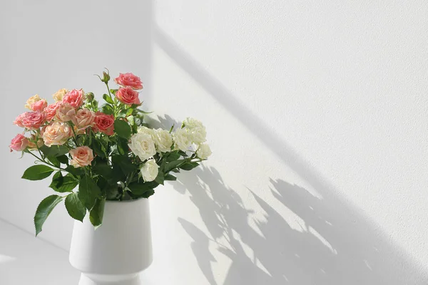 Weiße Vase Mit Schönen Rosen Der Nähe Der Hellen Wand — Stockfoto
