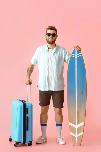 Hombre Guapo Con Tabla Surf Maleta Sobre Fondo Rosa — Foto de Stock