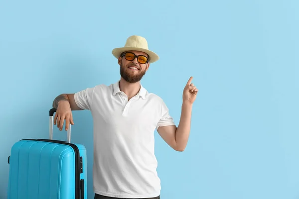 Hombre Guapo Con Sombrero Con Maleta Apuntando Algo Sobre Fondo — Foto de Stock