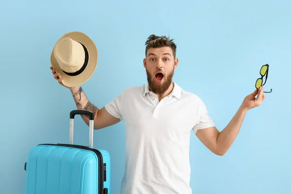 Glücklicher Junger Mann Mit Hut Sonnenbrille Und Koffer Auf Blauem — Stockfoto