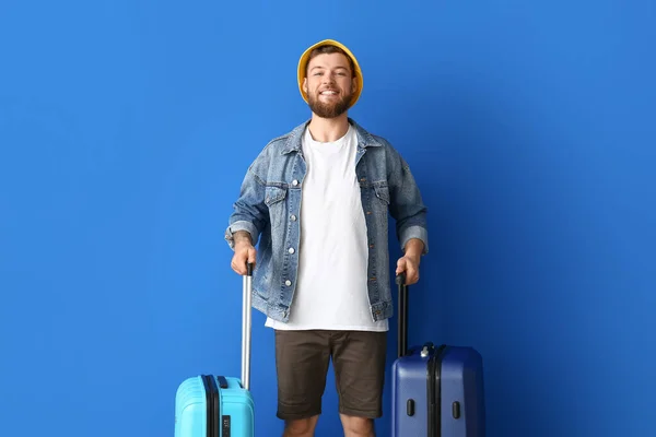 Schöner Junger Mann Mit Panamahut Und Koffern Auf Blauem Hintergrund — Stockfoto