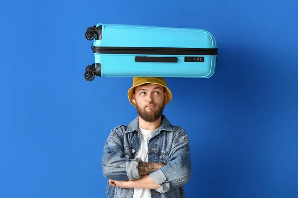 Joven Guapo Con Maleta Sobre Fondo Azul — Foto de Stock