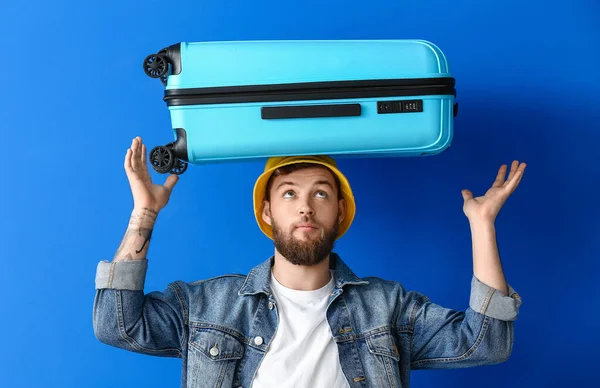 Schöner Junger Mann Mit Koffer Auf Blauem Hintergrund — Stockfoto
