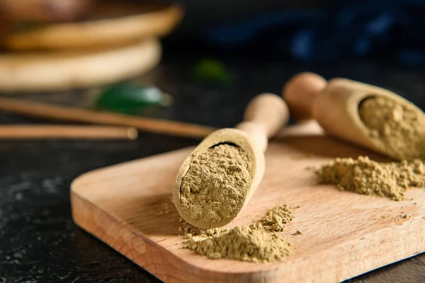 Siyah arkaplanda hojicha pudrası olan Scoops, yakın plan