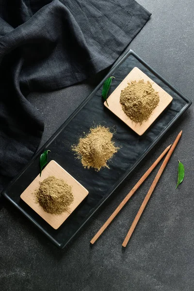 Board Hojicha Powder Black Background — Stock Photo, Image