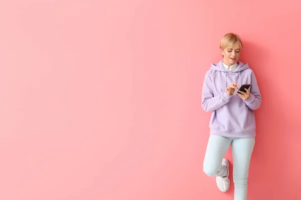 Vacker Ung Kvinna Snygg Hoodie Och Med Telefon Färg Bakgrund — Stockfoto