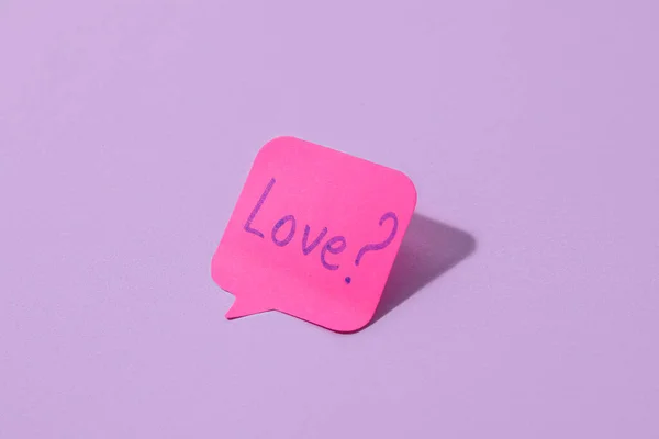 Липка Нотатка Словом Love Знаком Питання Фіолетовому Фоні — стокове фото