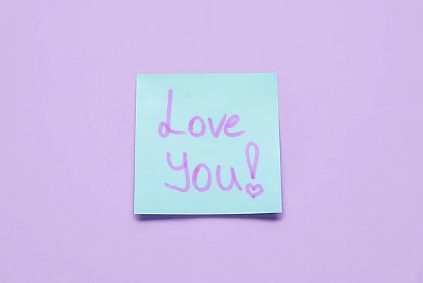 Nota Pegajosa Con Texto Love You Sobre Fondo Violeta — Foto de Stock