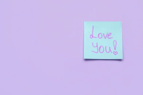 在紫色背景上用文字爱你的薄薄的字条 — 图库照片