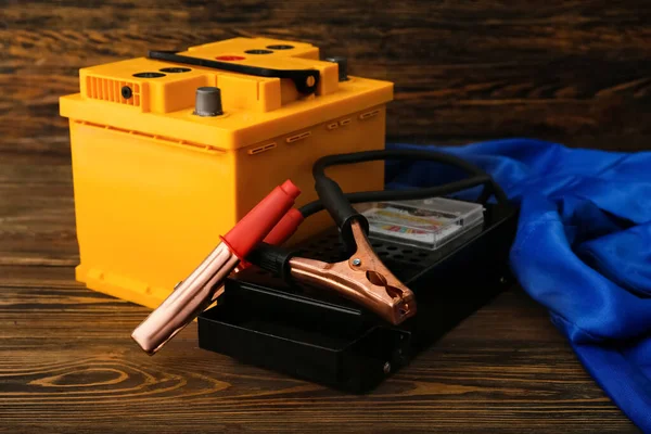 Batería Probador Coche Moderno Sobre Fondo Madera — Foto de Stock