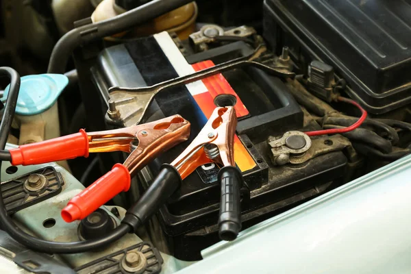 フードの現代的な車のバッテリーと充電器 — ストック写真