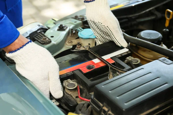 Man Monteur Zetten Auto Batterij Kap — Stockfoto