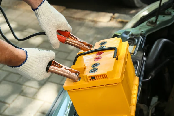 Mannelijke Monteur Opladen Auto Batterij — Stockfoto