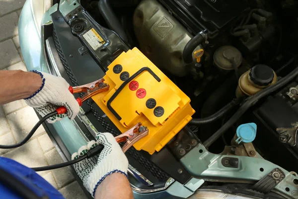 Männlicher Mechaniker Lädt Autobatterie — Stockfoto