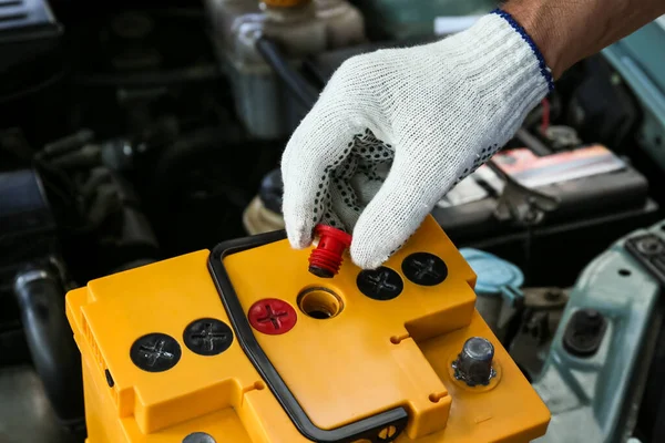 Männlicher Mechaniker Repariert Autobatterie Nahaufnahme — Stockfoto
