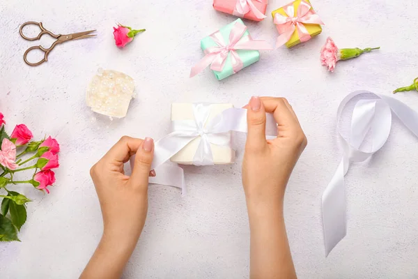 Vrouw Verpakking Geschenkdoos Mooie Rozen Witte Achtergrond — Stockfoto