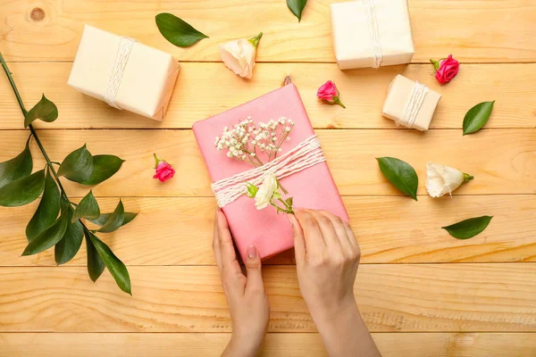 Mujer Con Hermosas Flores Cajas Regalo Sobre Fondo Madera — Foto de Stock