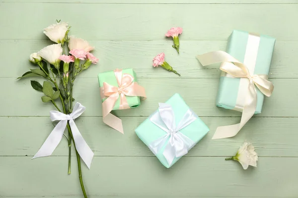 Vackra Presentförpackningar Med Blommor Grön Trä Bakgrund — Stockfoto