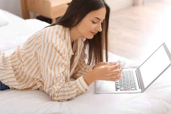 Pretty Young Woman Laptop Earphones Bedroom — Stock Photo, Image