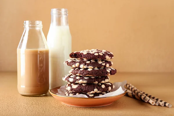 Bej arka planda beyaz çikolata parçalı lezzetli kurabiyeler.