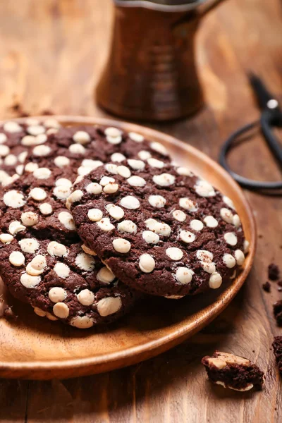 配以木制背景的白巧克力片的美味饼干 特写镜头 — 图库照片