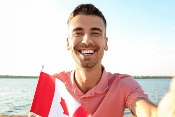 Giovane Con Bandiera Del Canada Che Prende Selfie Vicino Fiume — Foto Stock