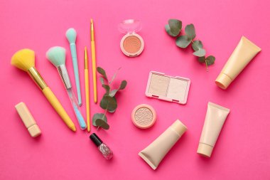 Pembe arka planda dekoratif kozmetik