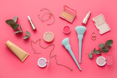 Pembe arka planda dekoratif kozmetik