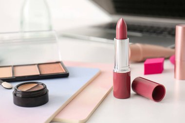 Işık masasında dekoratif kozmetik ürünler, yakın plan.