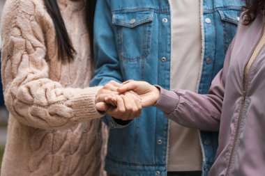 Açık havada iki güzel kadını olan bir adam. Poliyamory konsepti