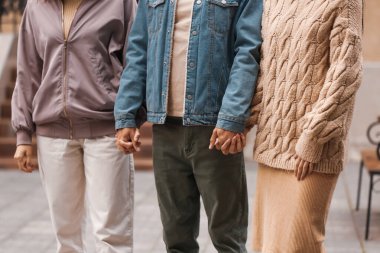 Açık havada iki güzel kadını olan bir adam. Poliyamory konsepti