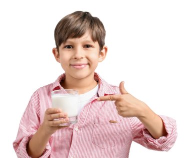 Beyaz arka planda bir bardak sütü olan küçük çocuk.