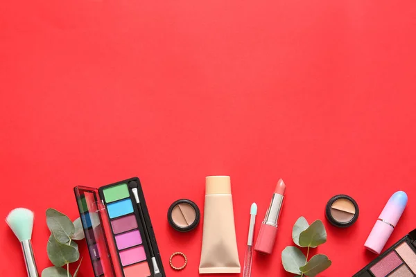 Dekoratív Kozmetikumok Piros Alapon — Stock Fotó