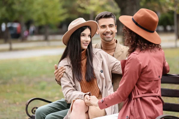 Homem Duas Mulheres Bonitas Sentadas Banco Parque Conceito Poliamor — Fotografia de Stock