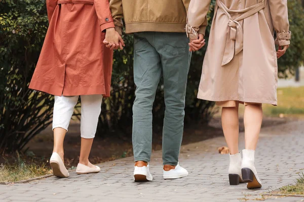 Homme Avec Deux Belles Femmes Marchant Dans Parc Concept Polyamory — Photo