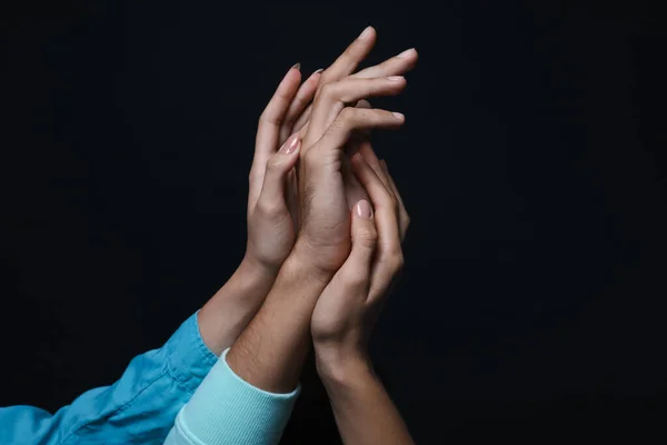 Erkek Kadın Elleri Koyu Arkaplanda Poliyamory Konsepti — Stok fotoğraf