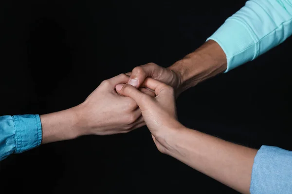 Αρσενικά Και Θηλυκά Χέρια Σκούρο Φόντο Πολυμερή Έννοια — Φωτογραφία Αρχείου