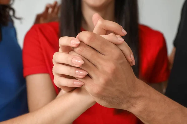 Hombre Dos Hermosas Mujeres Cogidas Mano Sobre Fondo Gris Primer — Foto de Stock