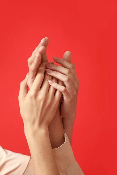 Manos Hombre Dos Mujeres Sobre Fondo Color Concepto Poliamórico —  Fotos de Stock