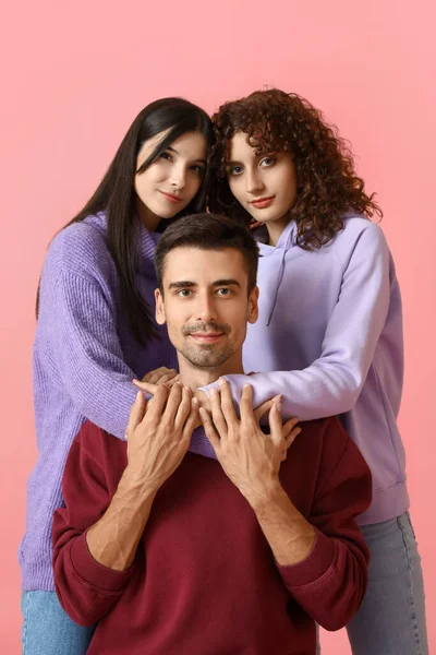 Mann Und Zwei Schöne Frauen Auf Farbigem Hintergrund Polyamory Konzept — Stockfoto