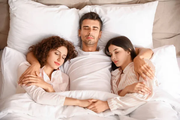 ベッドで二人の美しい女性と男 一夫多妻制 — ストック写真