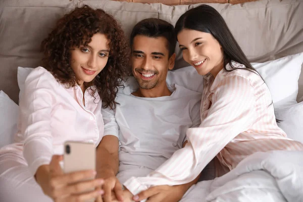 Homme Avec Deux Belles Femmes Prenant Selfie Lit Concept Polyamory — Photo