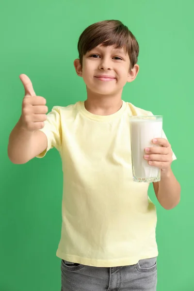 Mały Chłopiec Szklanką Mleka Pokazujący Kciuk Góry Zielonym Tle — Zdjęcie stockowe