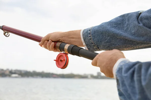 Hombre Pescando Río Primer Plano — Foto de Stock